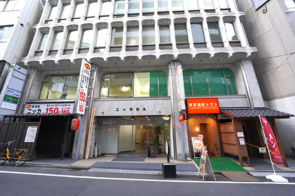 すぐ右手に出てくるレトロなビルがニッカビル