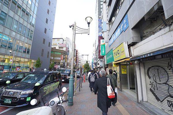 交差点を渡ったら、小滝橋通りをまっすぐ進む