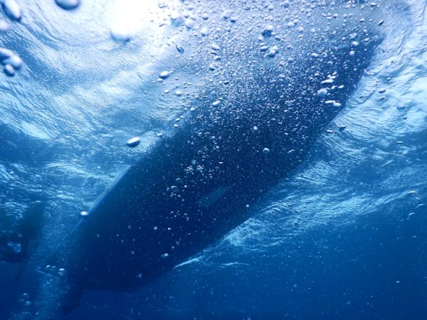 海の中から船底を映した写真
