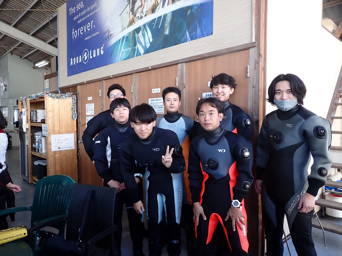 ダイバー仲間と笑い合う男性の写真
