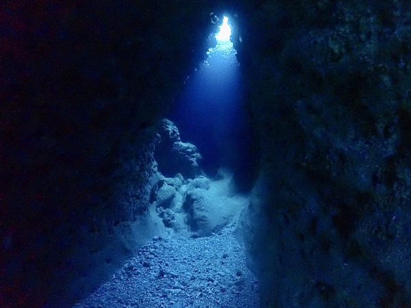 海中の光が差し込む洞窟