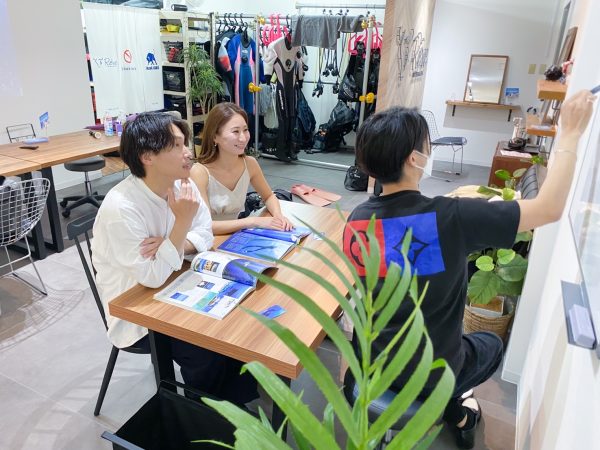 授業を受けている男女二人