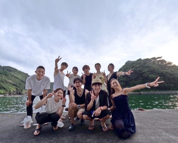 ダイバーが集合写真を撮っている様子