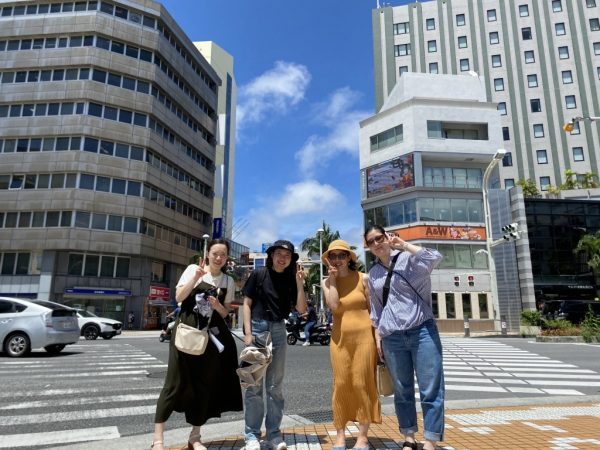 沖縄県庁の前で4人の女性が集合写真
