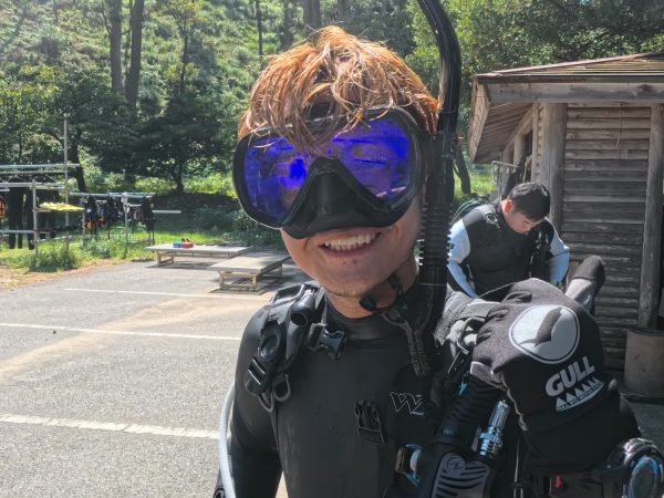 ダイビング男子が写真を撮っている様子