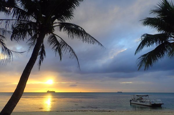 綺麗な砂浜と夕日の写真