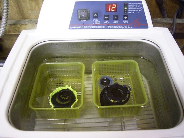 ドライスーツの排気バルブを洗浄している様子