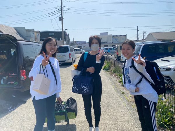 3名の女性がダイビング器材を持って歩いてきた様子