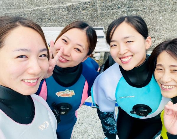 女性4名のダイバーが写真撮影。